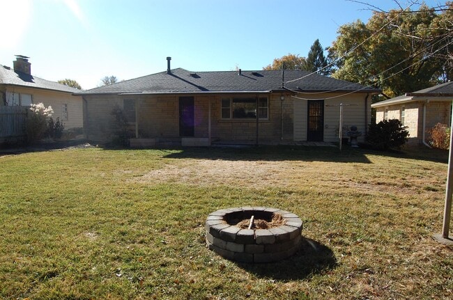 Building Photo - Solid stone ranch in south-central Lincoln!