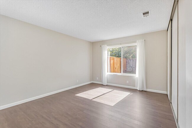 Building Photo - Updated home in Oak Grove