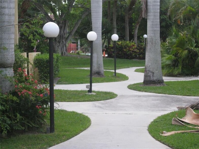 Building Photo - 743 SE 1st Way