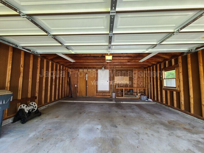 Building Photo - 547 Archer Ave