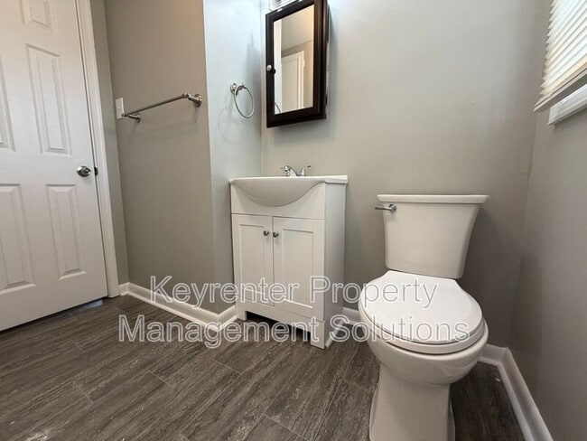 Building Photo - 221 River Rd