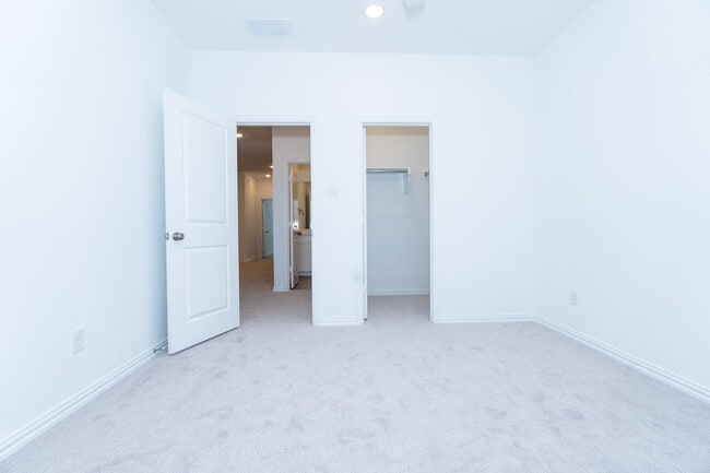 Building Photo - 9508 Espalier St