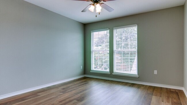 Building Photo - 4 Bedroom PG Townhome for Rent!