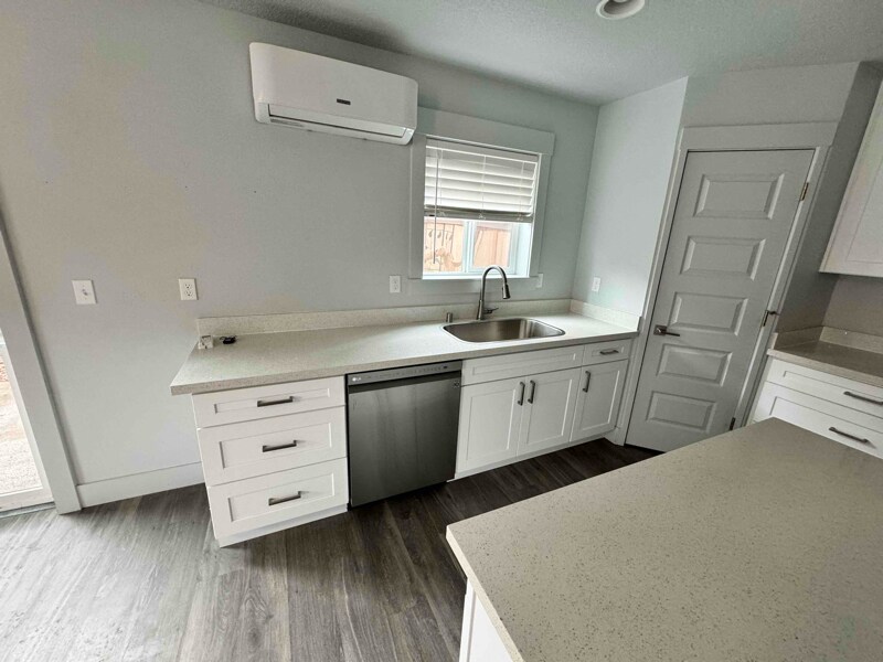 Building Photo - 304 Oak St