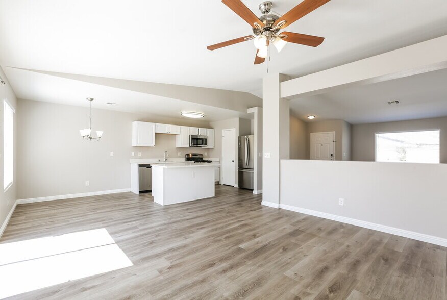 Building Photo - 5232 Shasta Daisy St