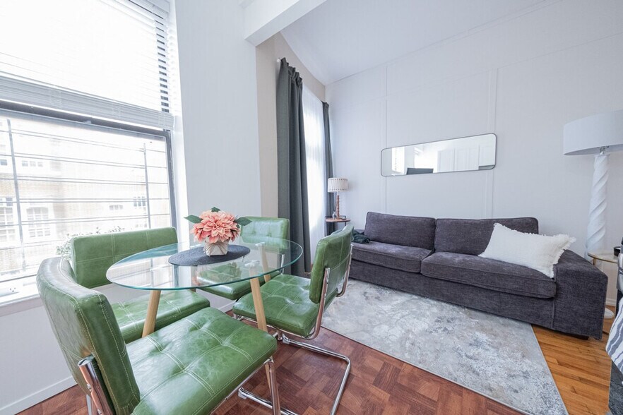 Building Photo - 240 W 112th St