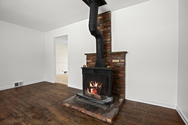 Building Photo - 4521 Thorncroft Ave