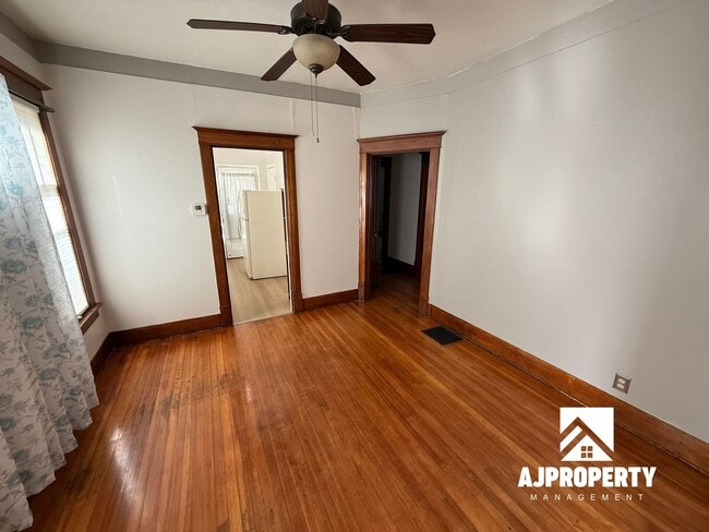 Building Photo - 821 N Prairie Ave