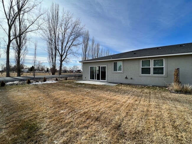 Building Photo - Newer Construction Condos in Moses Pointe!