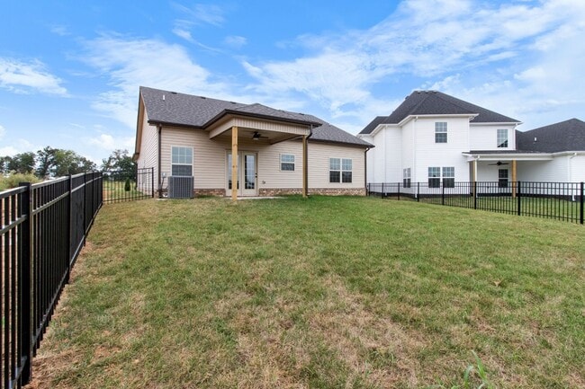 Building Photo - Like New.  Sharp with Community Pool