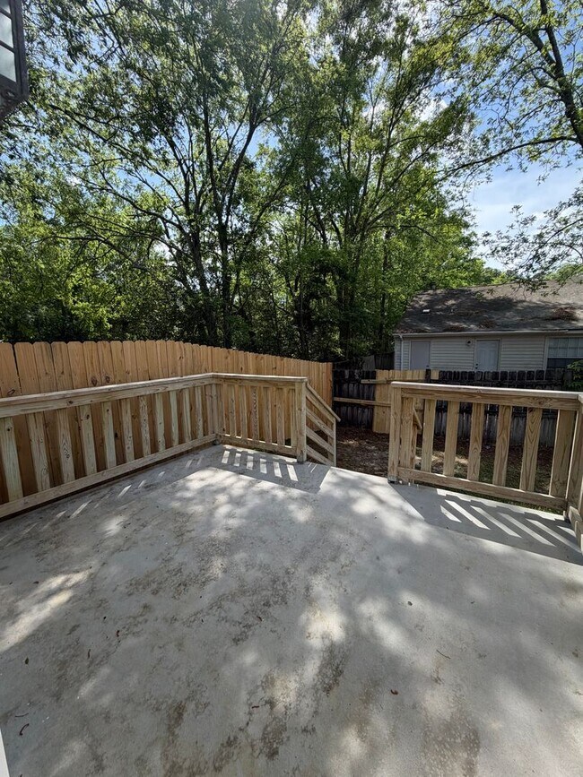 Building Photo - Gorgeous 2/2 newly renovated townhome available now!