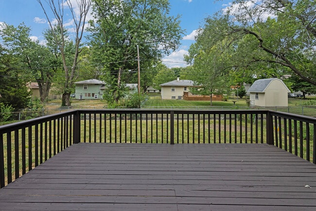 Building Photo - 622 NW Kay Dr