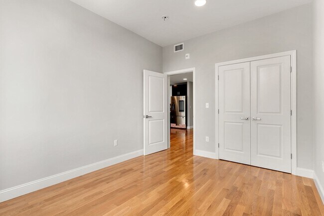 Building Photo - 10 Taber St