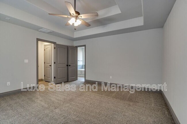 Building Photo - 6133 Oxnard St