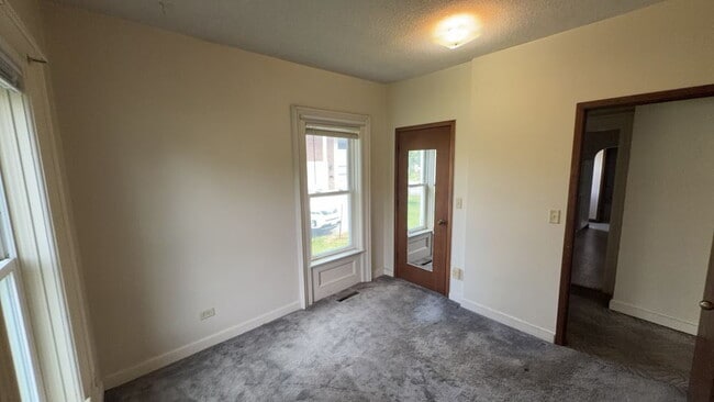 Building Photo - Exciting 3 Bed 1 Bath near UWEC! Available 1st June!