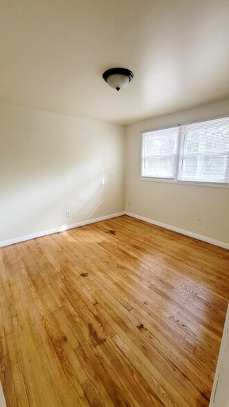 Building Photo - 2604 Wayside Dr
