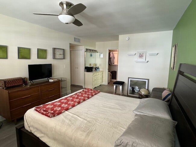 Building Photo - 3051 NE 47th Ct