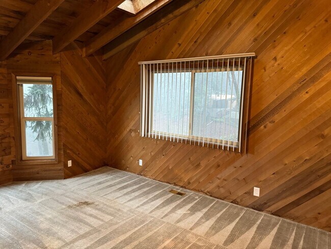 Building Photo - Spacious secluded house in Thurston Hills!