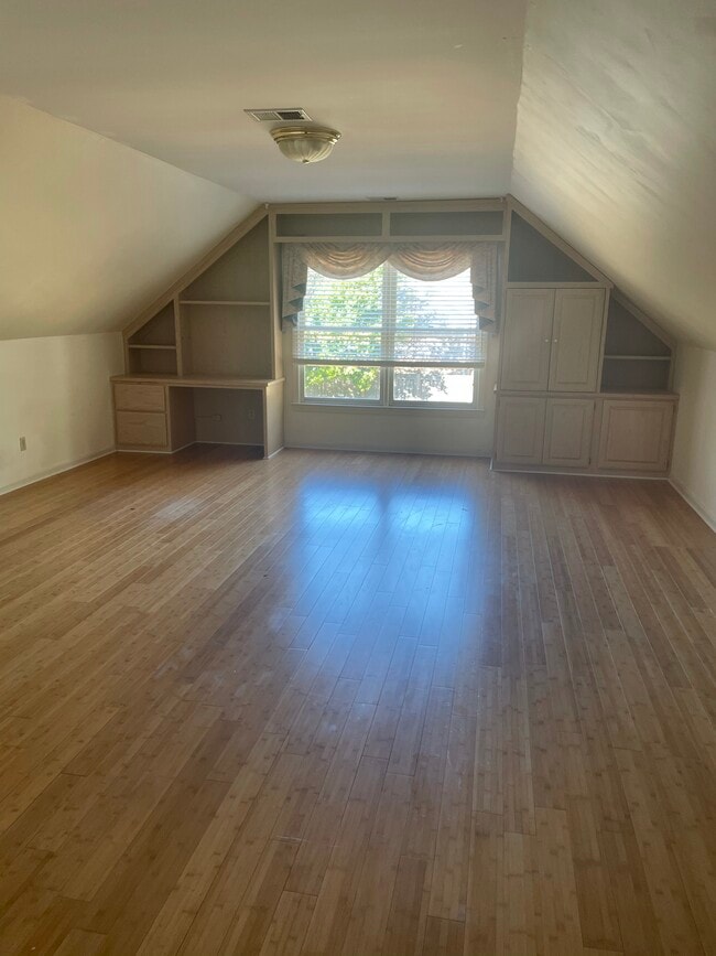 Building Photo - 805 W Suggs Dr