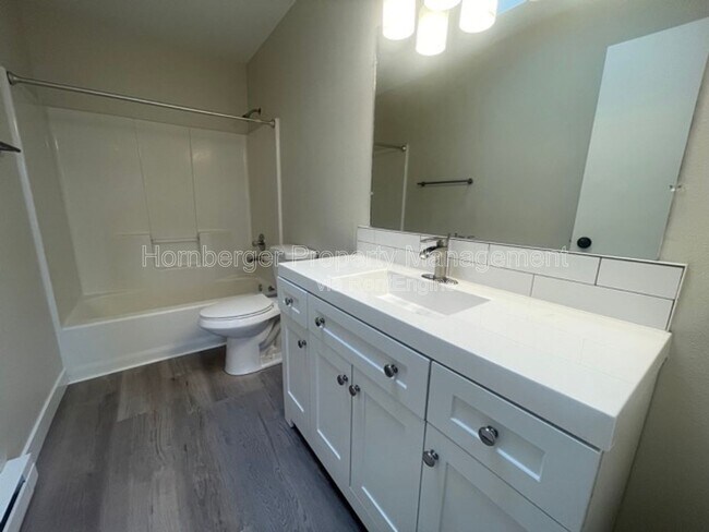 Building Photo - 1924 N Crestline St