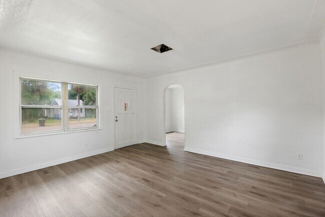 Building Photo - 623 37th Ave S