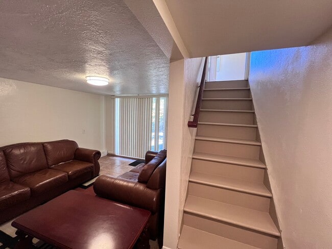 Building Photo - $1,000 OFF FIRST MONTH'S RENT!!!! Cozy 3 BD/2 BATH Single Family Home With 2 Floors Located in Al...