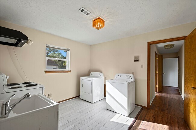 Building Photo - 4735 Charade Dr