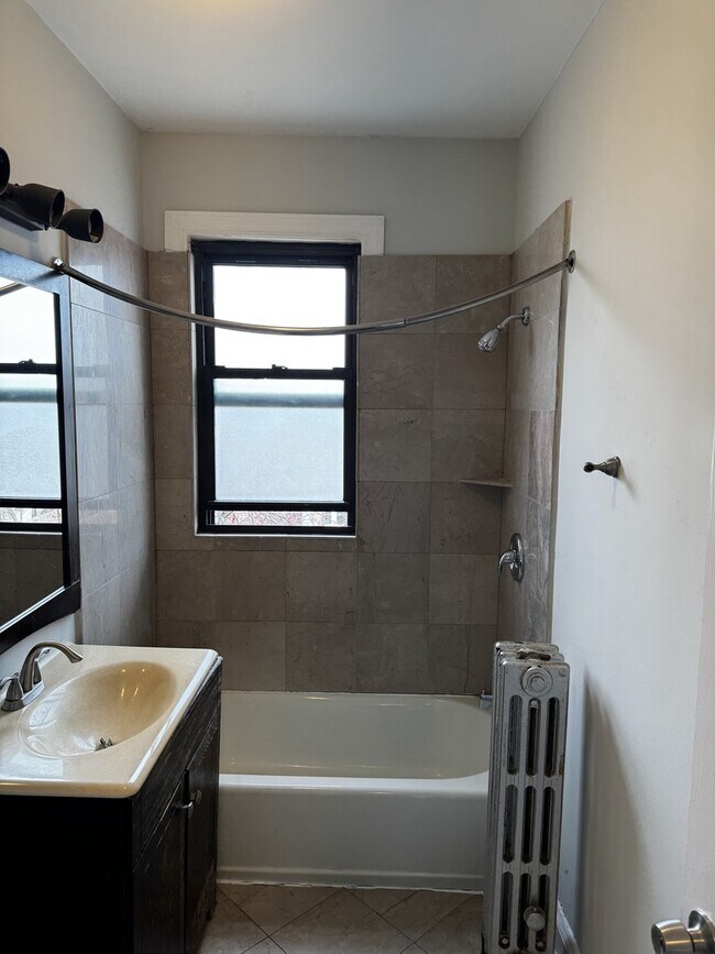 Building Photo - 5655 N Spaulding Ave