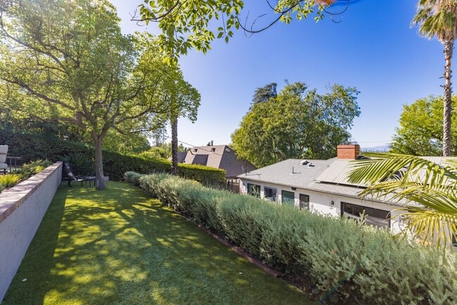 Building Photo - S of the Blvd - upgraded 4+3 w/pool + views!