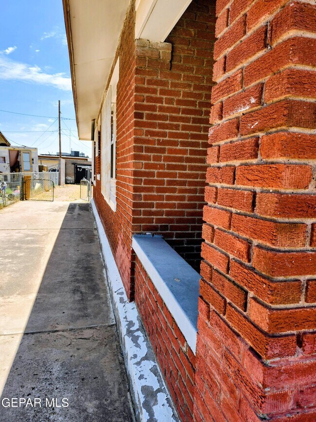 Building Photo - 618 N Estrella St