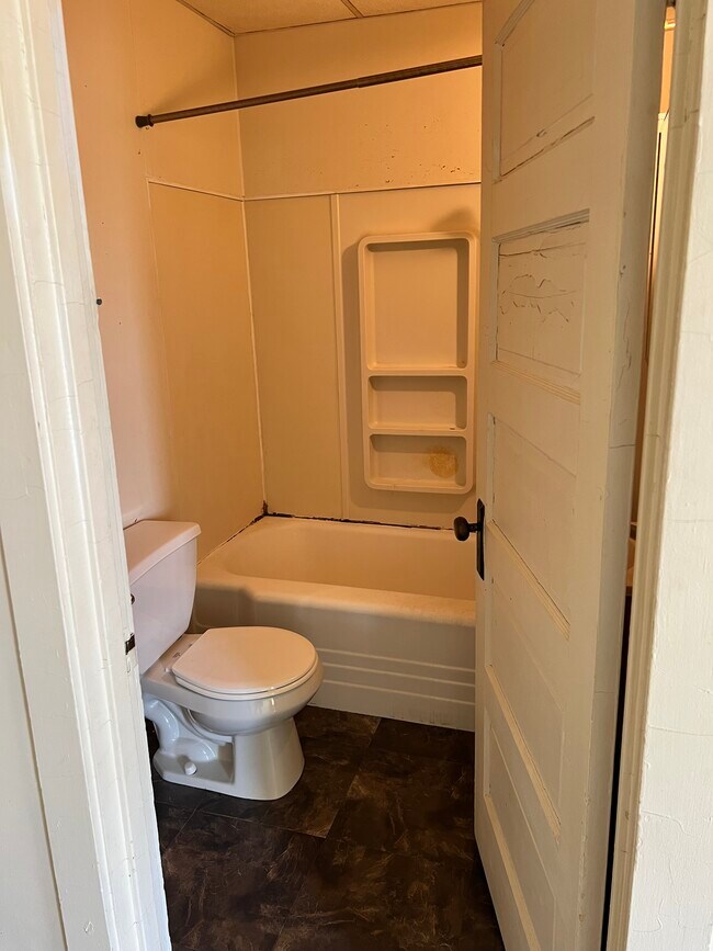 Building Photo - 722 Lake St