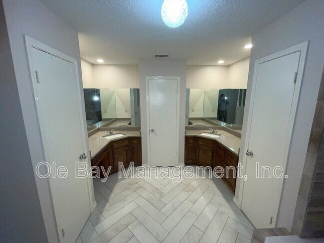 Building Photo - 613 Vaughn Dr N