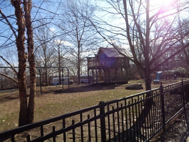 Building Photo - 2218 Clove Terrace