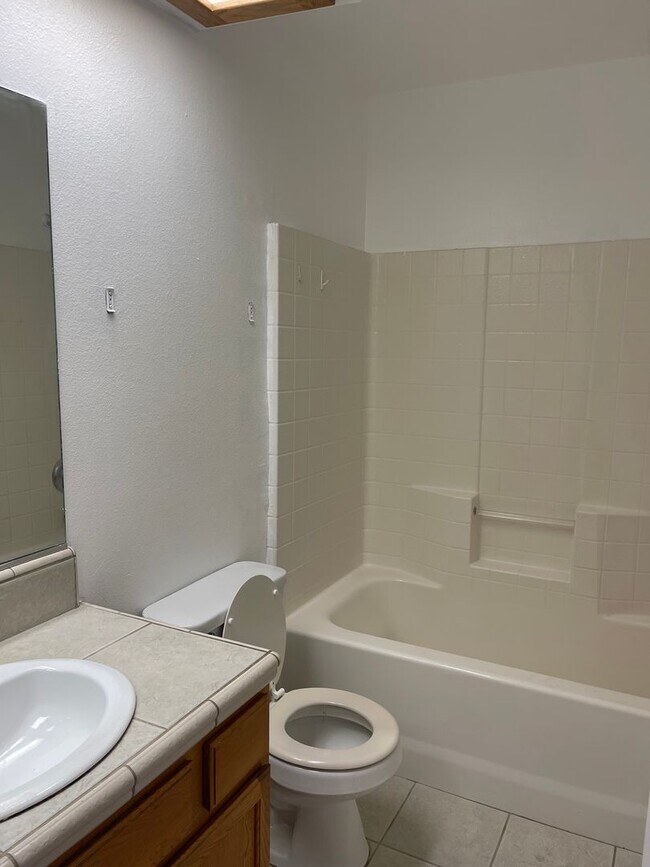 Building Photo - Bright Single-Story 4BR in Apple Valley — ...