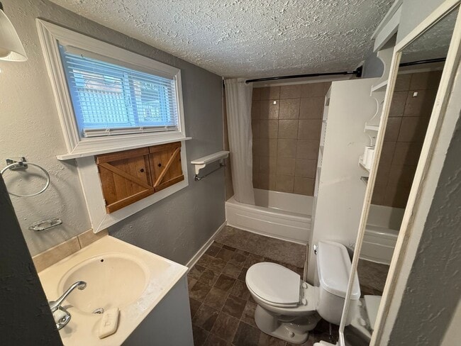 Building Photo - Newly Renovated 2 Bed / 1 Bath Grandview Home with Hardwood Floors & Deck