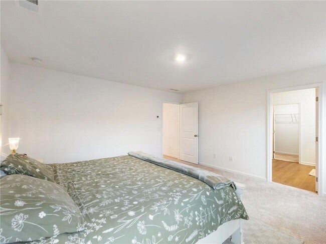 Building Photo - 680 Groover St