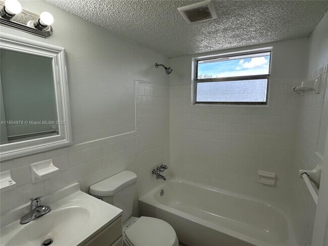 Building Photo - 5661 SW 36th Ct