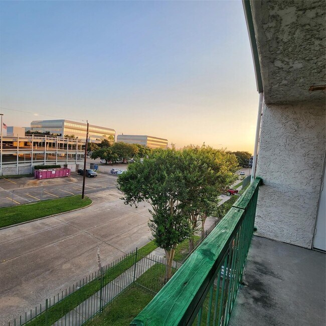 Building Photo - 2814 S Bartell Dr