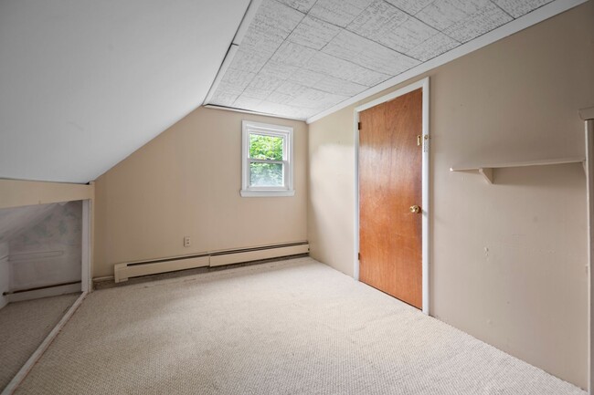 Building Photo - 4-bedroom, 2-bathroom home located in the ...