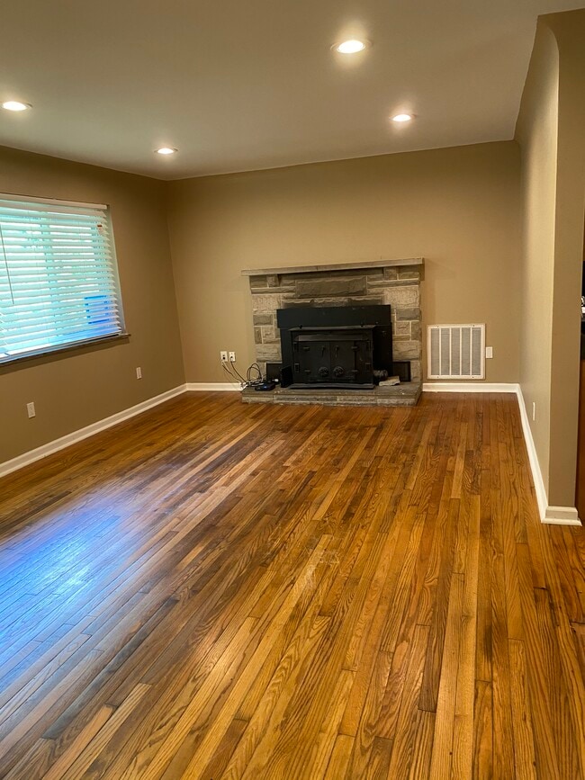 Building Photo - 5166 Sugar Camp Rd