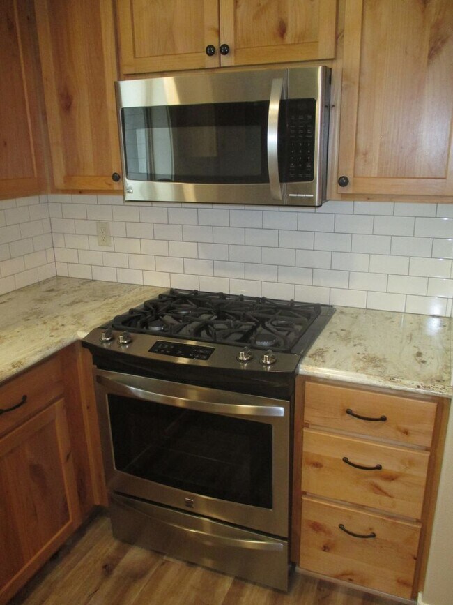 Building Photo - Beautiful Three Bedroom Duplex in South Salem