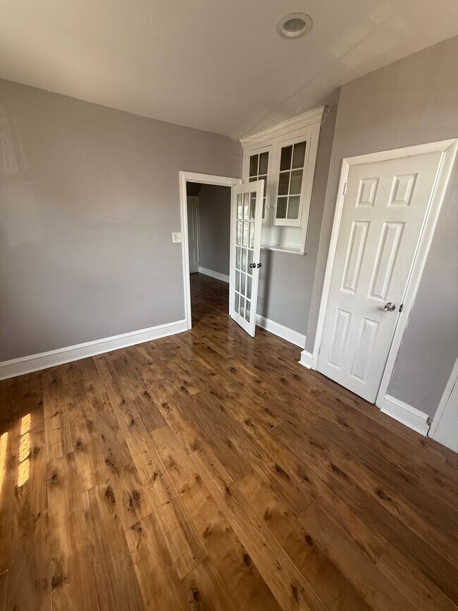 Building Photo - 270 Rosemar St
