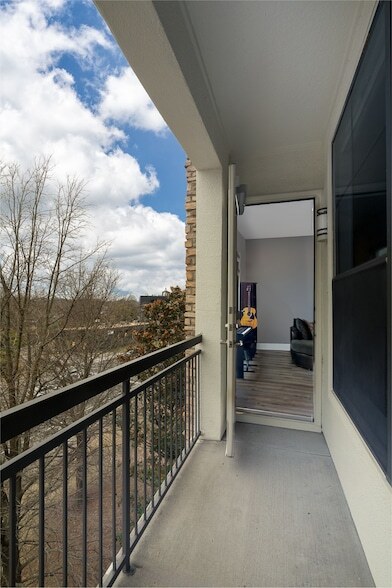 Building Photo - 2600 Hillsboro Pike