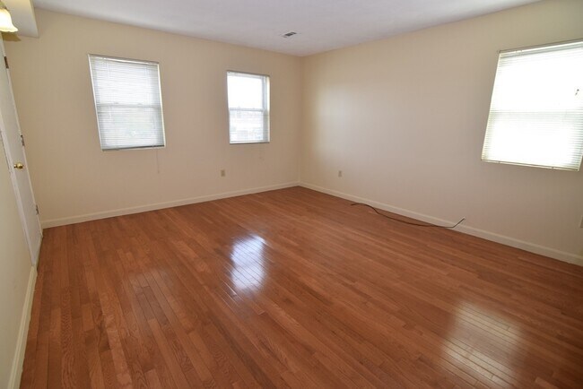 Building Photo - 877-879-879 Washington St