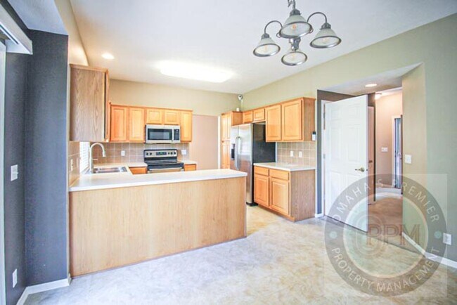 Building Photo - Beautiful and Spacious 4 Bedroom 2.5 Bathr...