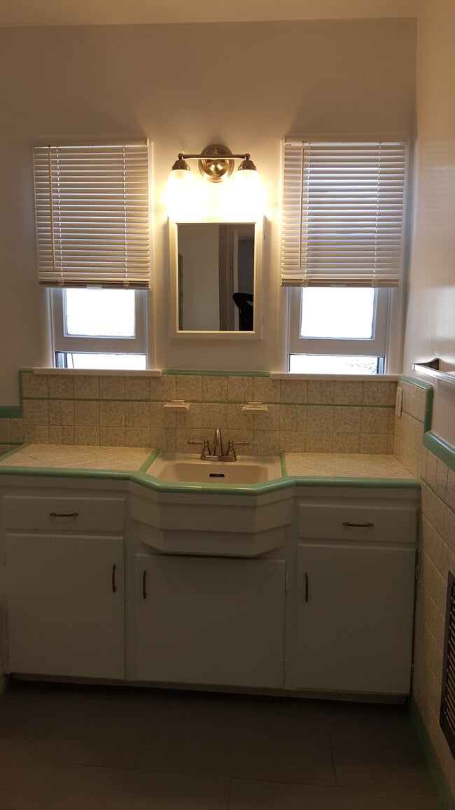 Charming Bath - 5017 W 62nd St
