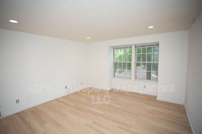 Building Photo - 142 Kenwood Dr