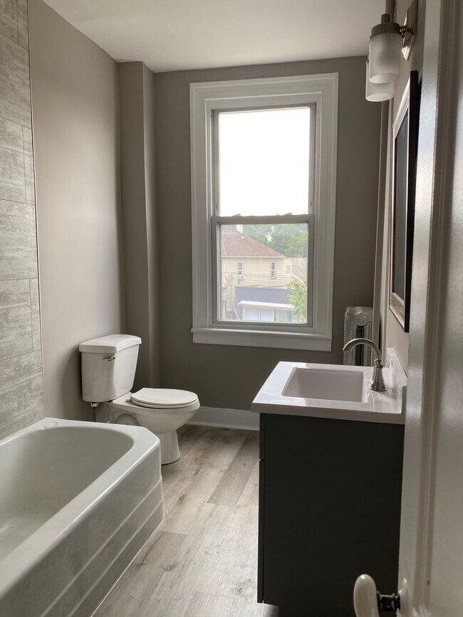 Building Photo - Remodeled one bedroom apartment