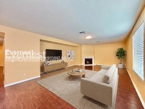 Building Photo - 5 Bed/3.5 Bath Home with Garage / Vouchers Accepted / Available Now!