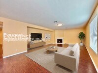 Building Photo - 5 Bed/3.5 Bath Home with Garage / Vouchers Accepted / Available Now!
